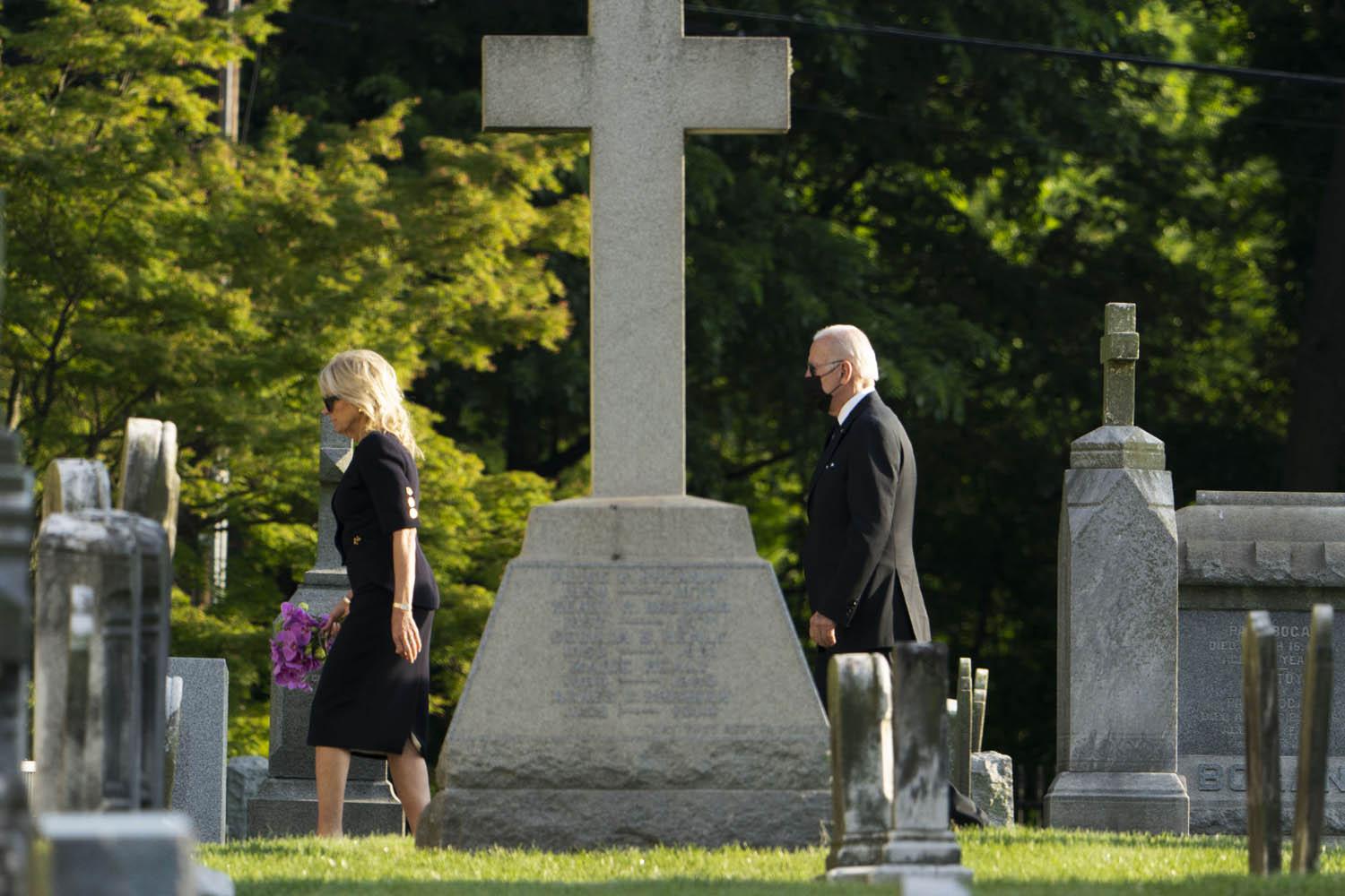 الرئيس الأميركي بايدن وزوجته بعد حضور قداس الأحد