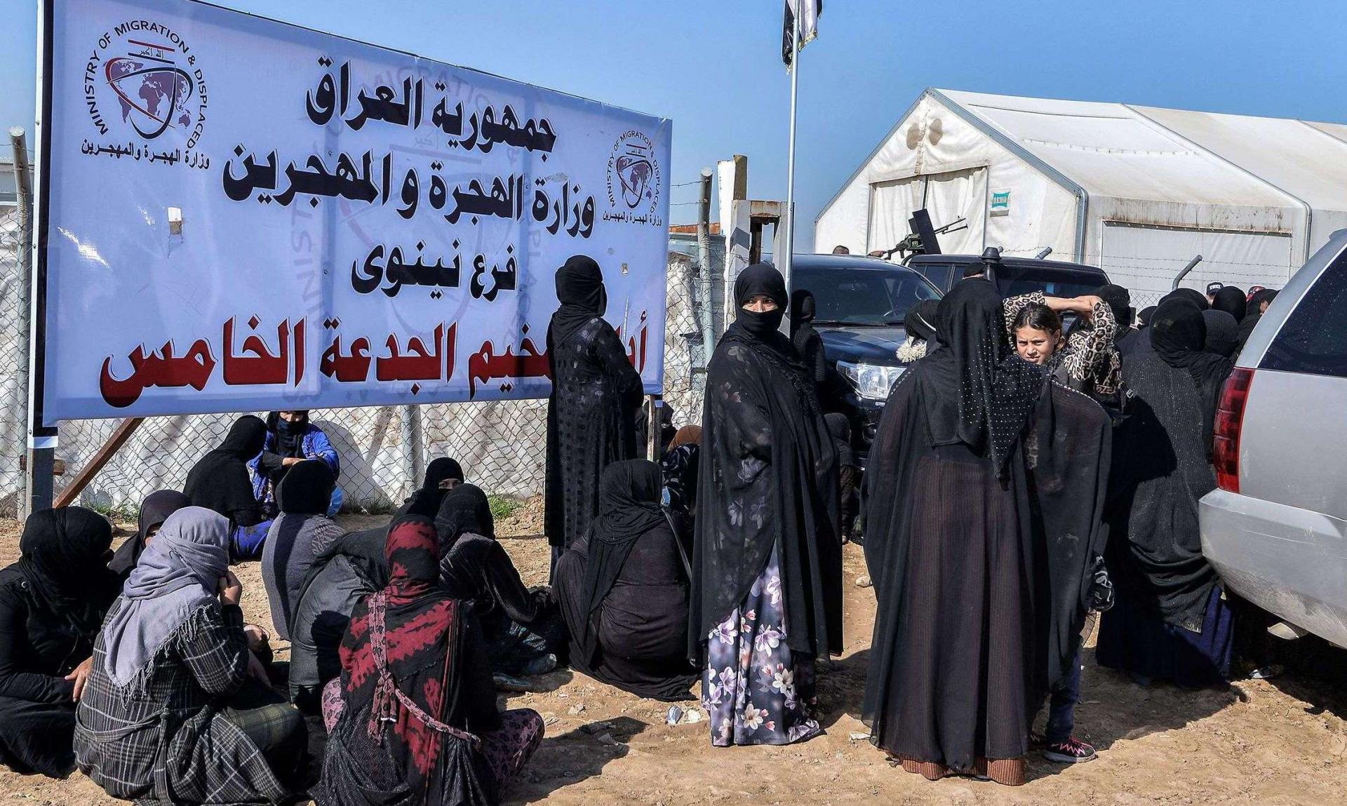 العراق يتسلم من أكراد سوريا عوائل ومقاتلين من داعش على دفعات