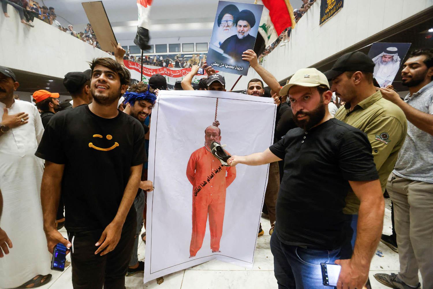 متظاهرون صدريون يطالبون بإعدام رئيس الوزراء العراقي السابق نوري المالكي
