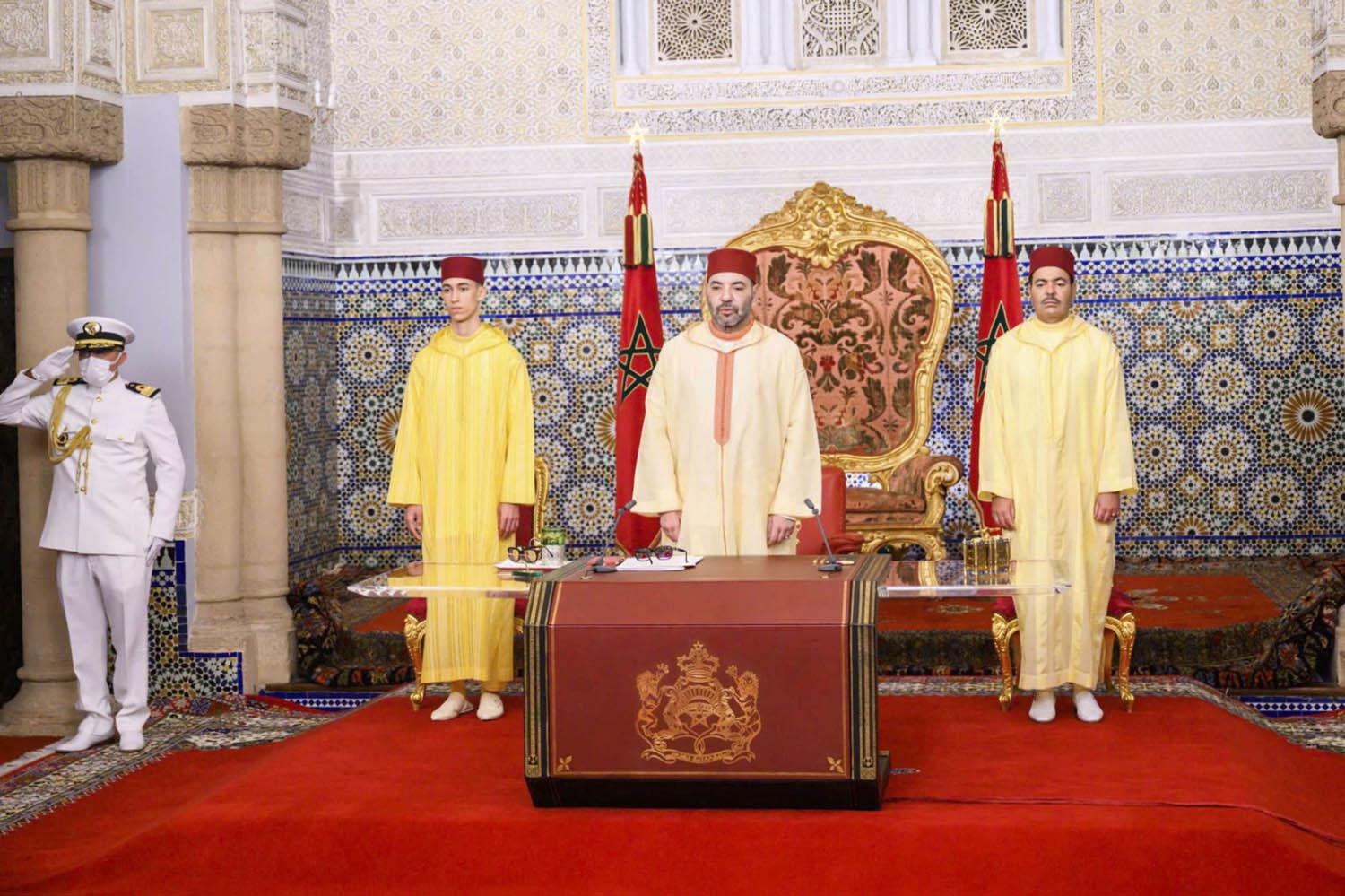 العاهل المغربي الملك محمد السادس يتوسط ولي العهد الأمير مولاي الحسن وشقيقه الأمير مولاي رشيد