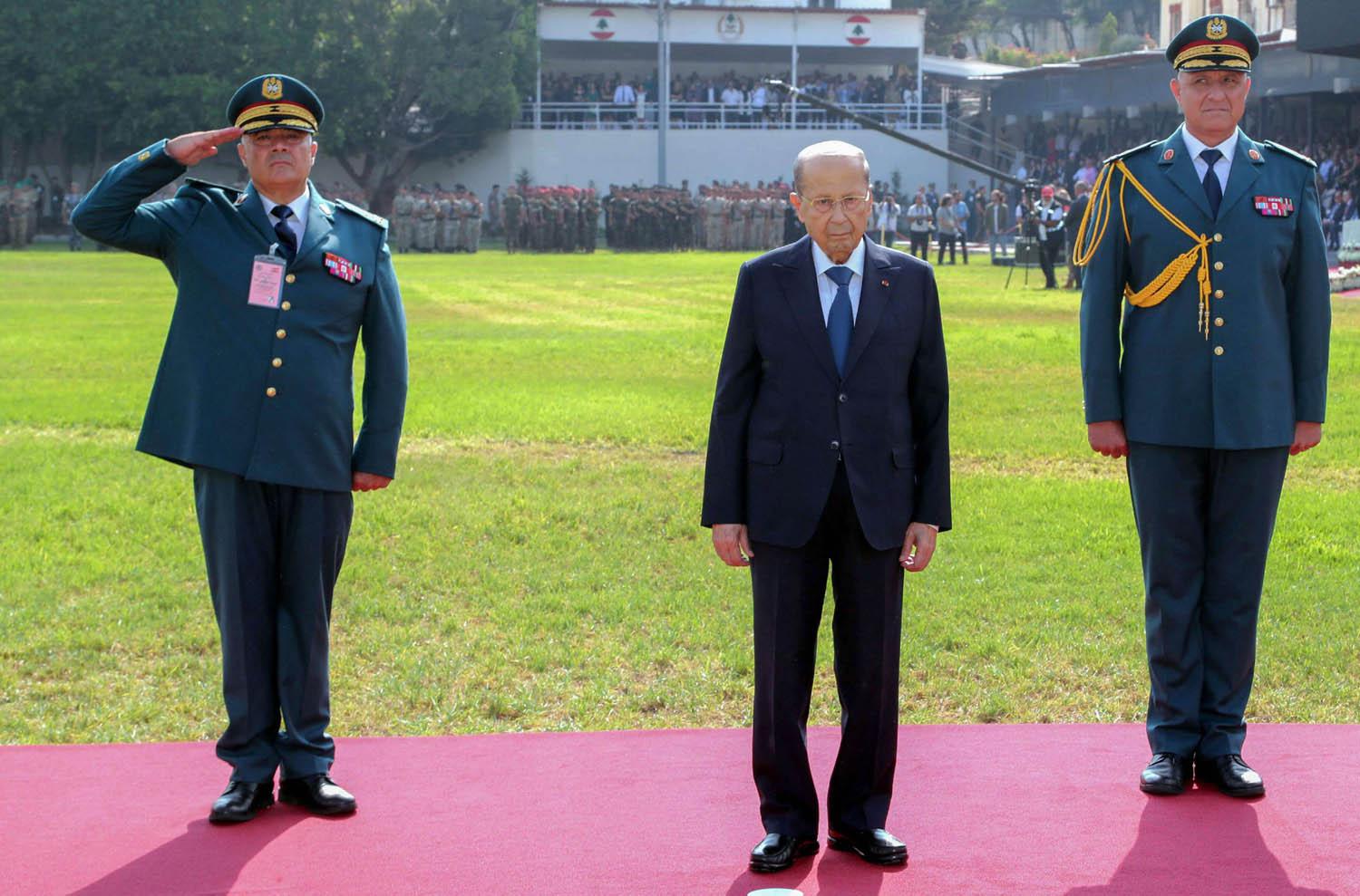 الرئيس اللبناني ميشال عون مع قادة الجيش