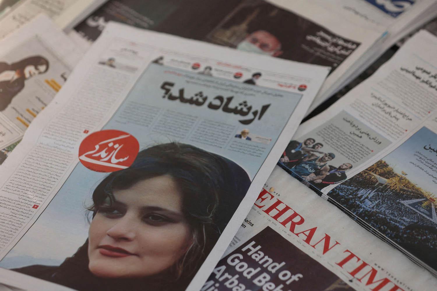 صفحات من جريدة إيرانية تتناول مقتل الفتاة مهسا أميني