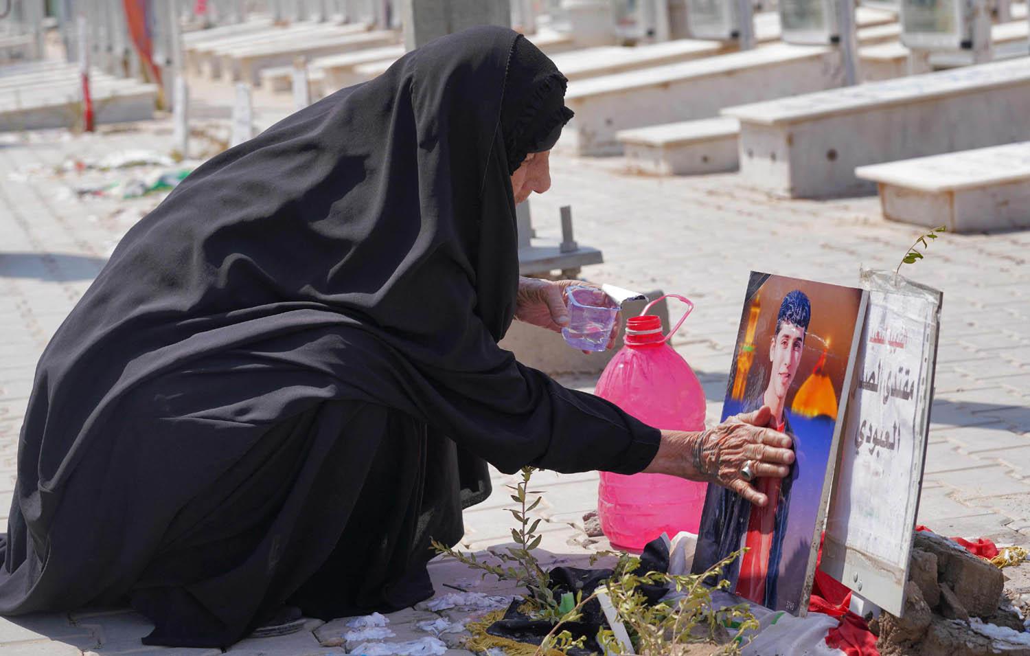 أم عراقية تندب ابنها الذي قتل في المواجهات الأخيرة