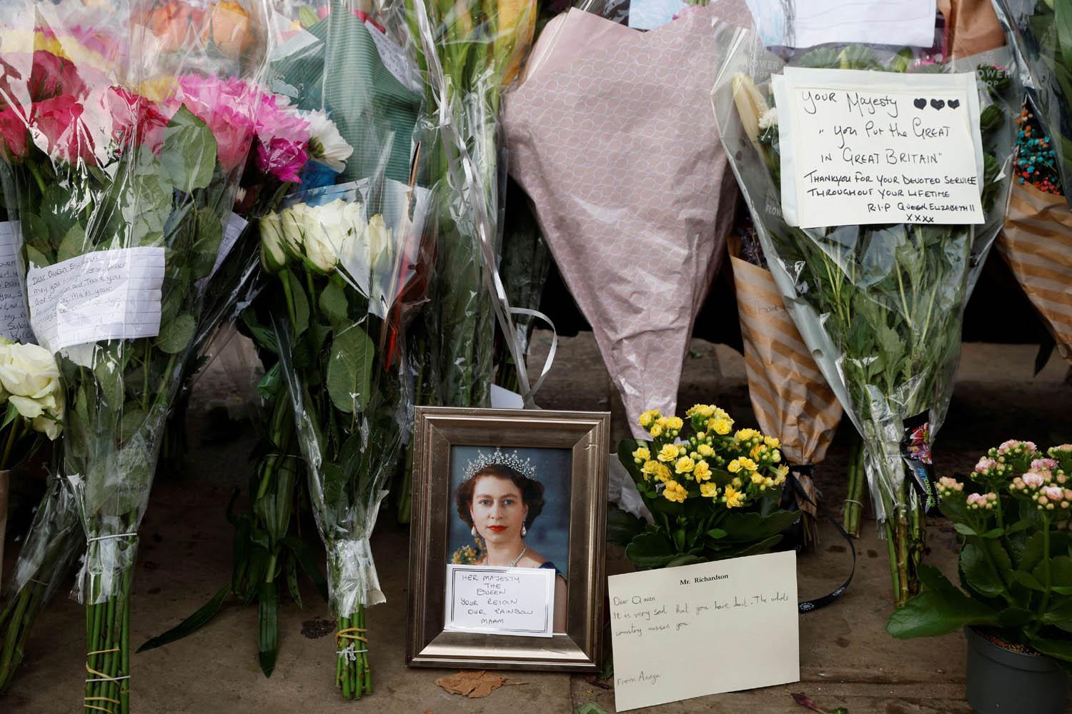 بريطانيون يحتفون بملكتهم الراحلة