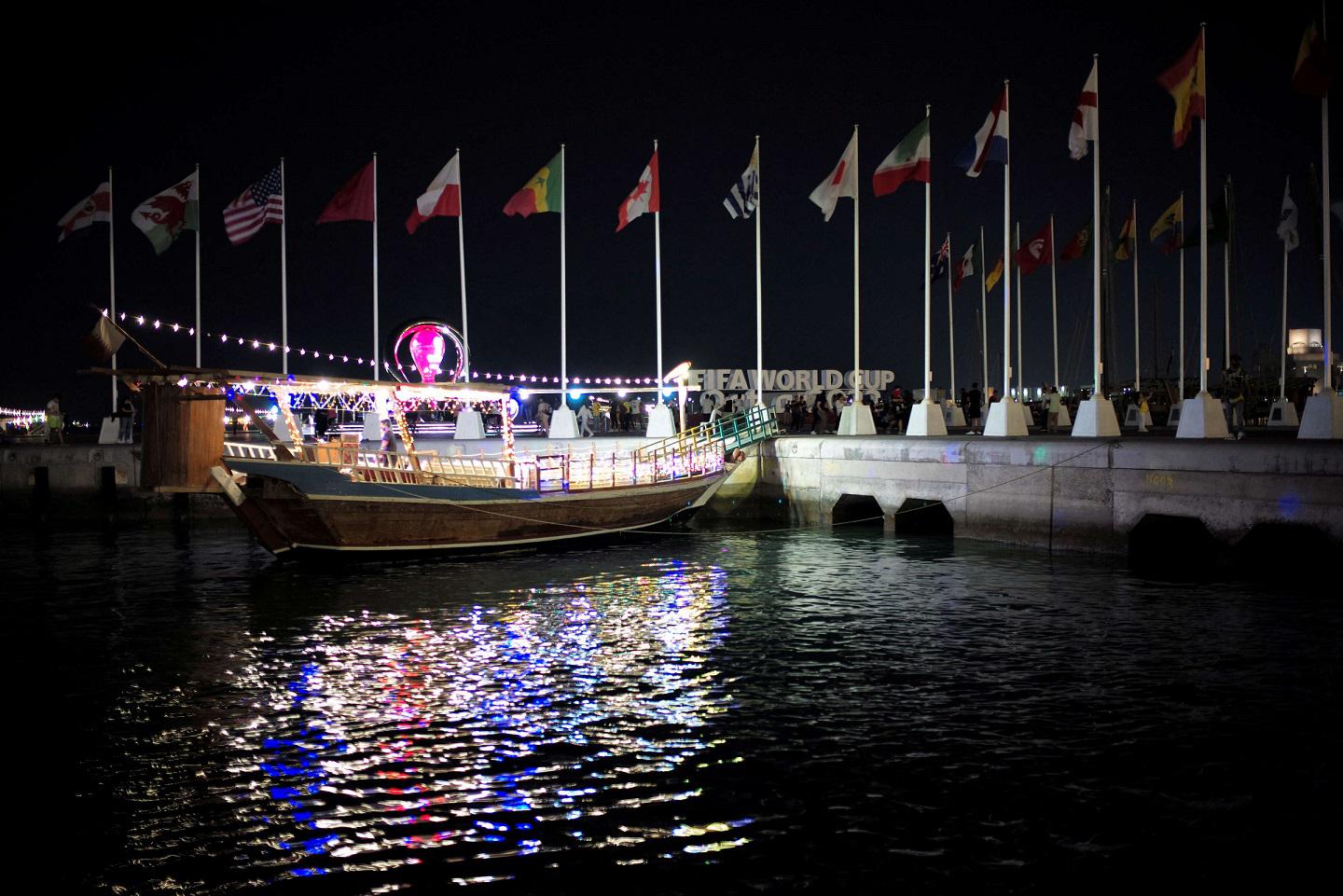 أجواء المونديال تبدو أقل حماسة في قطر، لكنّ السكان يترقّبون السياح بشغف