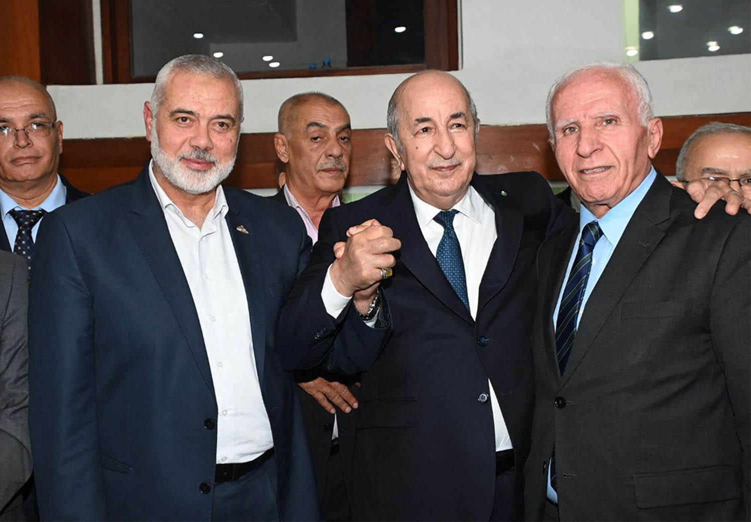 الرئيس الجزائري عبدالمجيد تبون يتوسط زعيم حماس إسماعيل هنية وممثل فتح عزام الأحمد