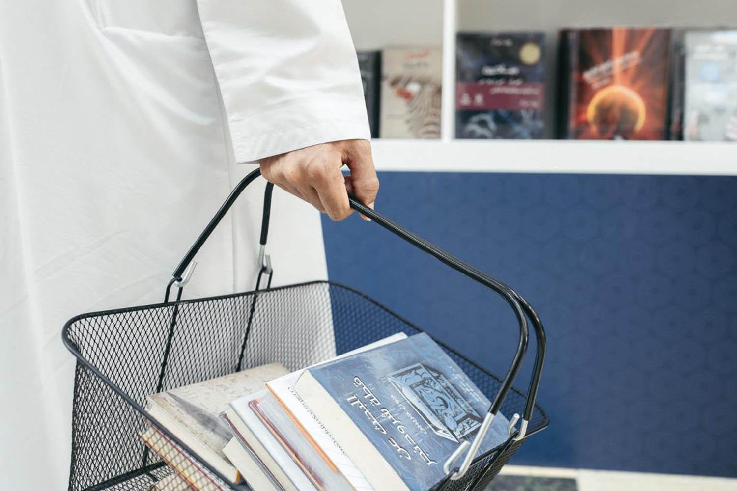 اماراتي يشتري كتبا من معرض لمشروع كلمة في أبوظبي