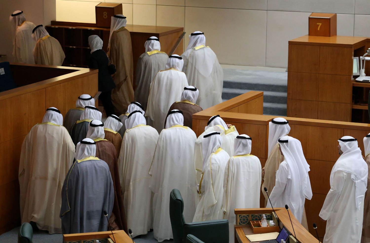 نواب كويتيون يغادرون اجتماعا لمجلس الأمة