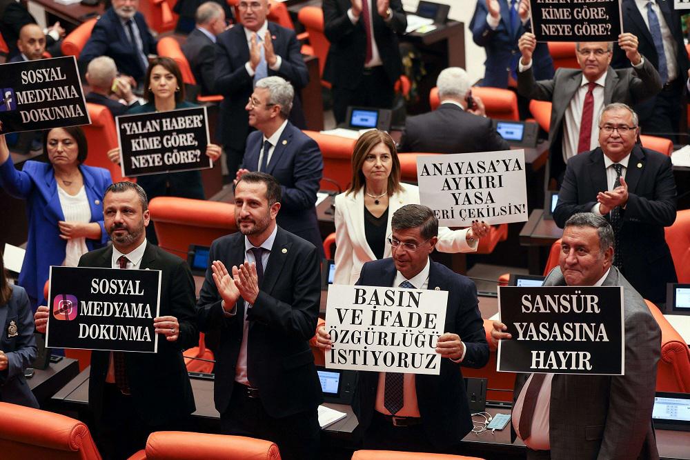 المعارضة التركية تعترض على مشروع قانون يجرم التضليل الاعلامي باعتباره قانونا لخنق الحريات
