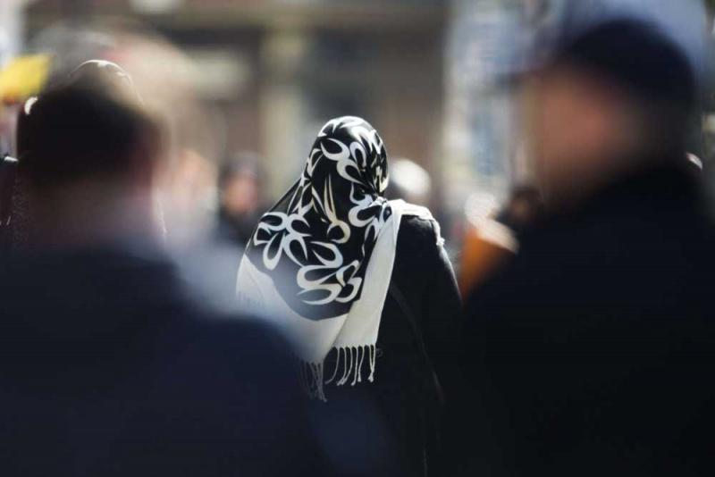 محكمة أوروبية تنفي وجود تمييز في حظر الشركات لارتداء الحجاب