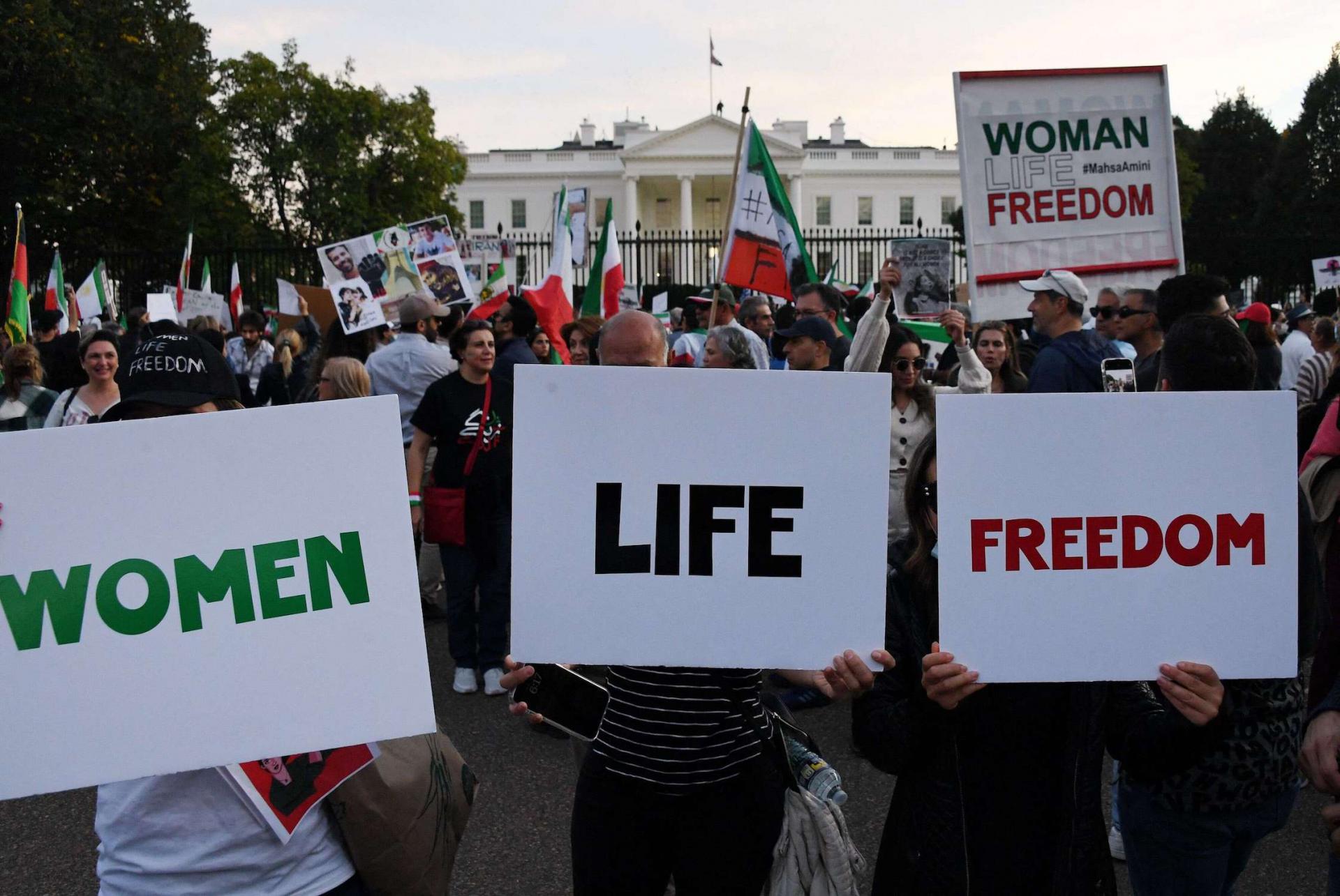 تحولت الاضطرابات إلى ثورة شعبية من جانب الإيرانيين من جميع طبقات المجتمع