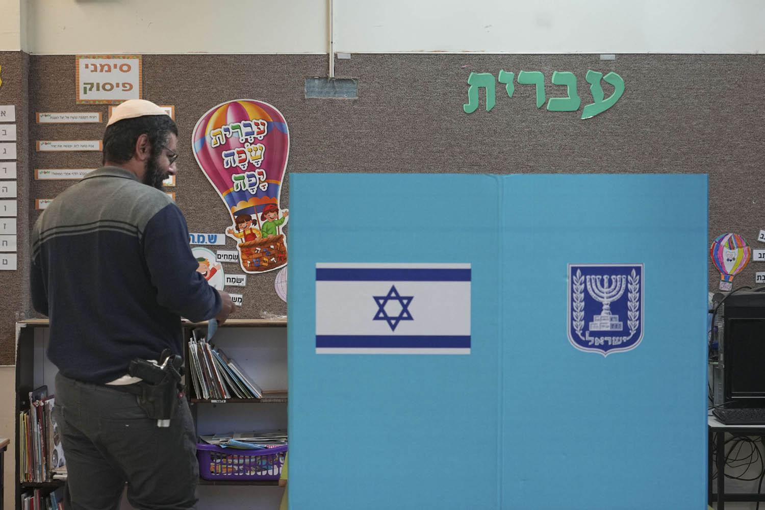 مستوطن إسرائيلي في كريات عربة في الضفة الغربية يدلي بصوته في الانتخابات