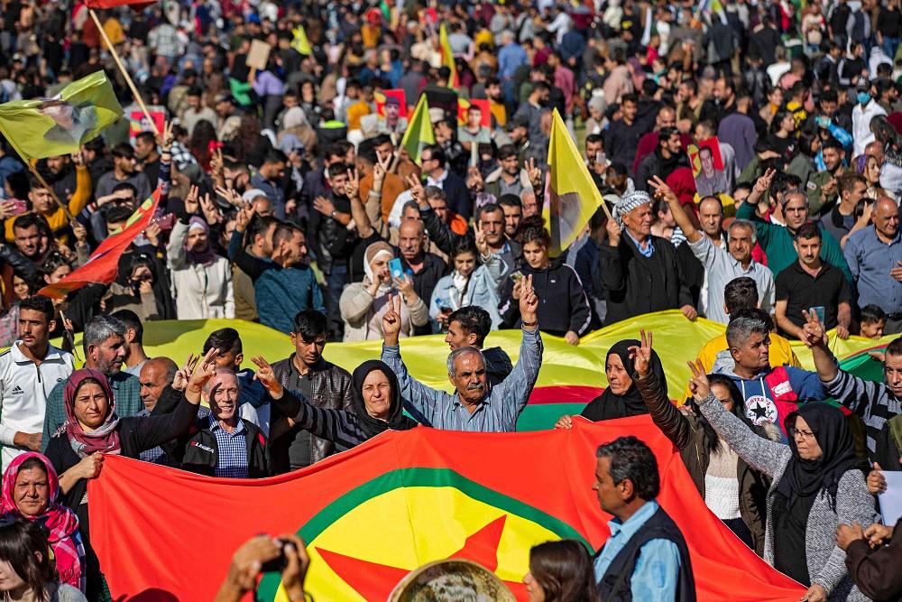 الأكراد أقلية عالقة بين قصف تركي وآخر إيراني
