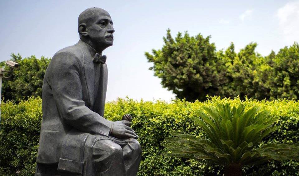 تمثال لأحمد شوقي