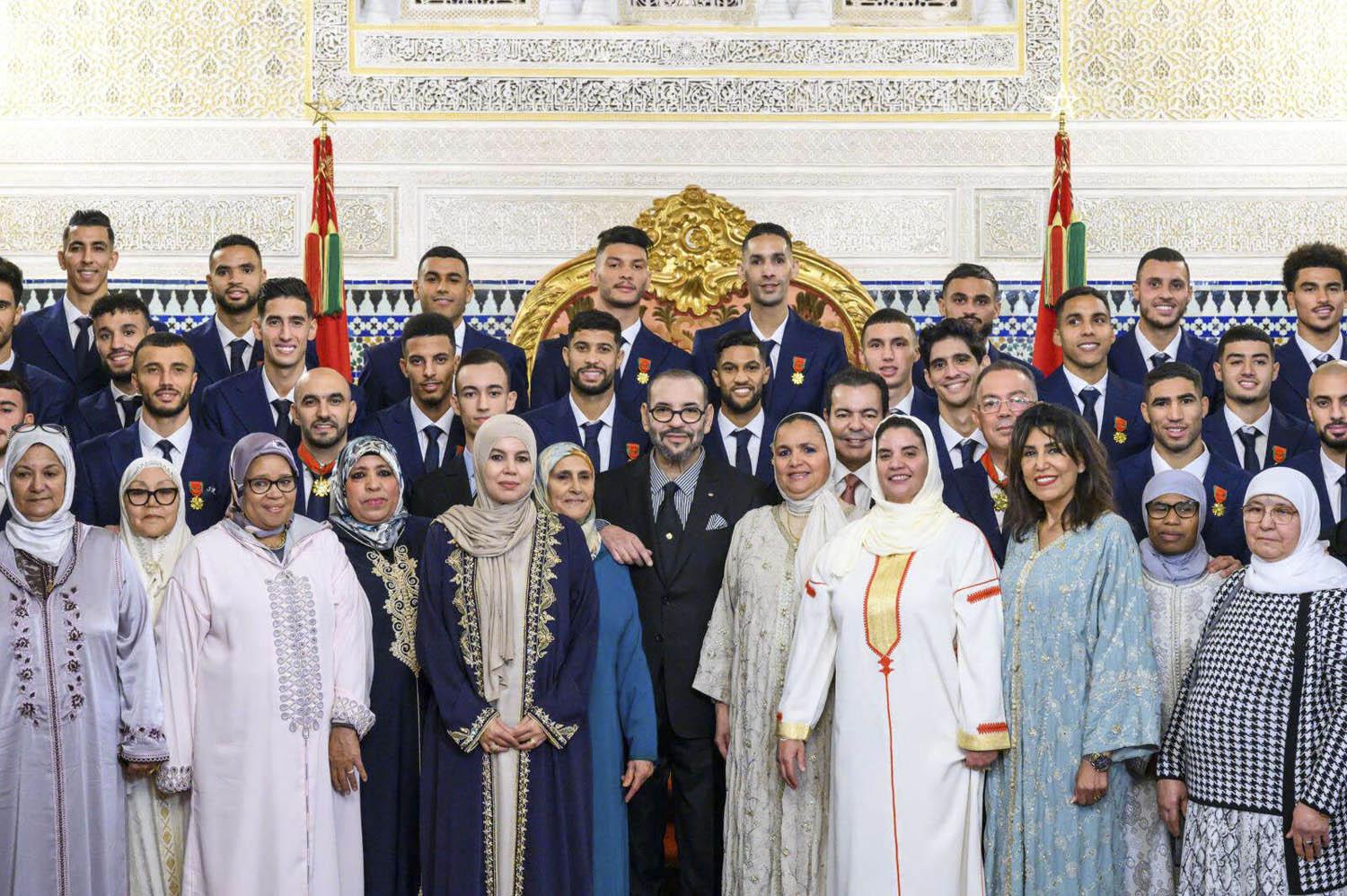 العاهل المغربي الملك محمد السادس وولي العهد مولاي الحسن ومولاي رشيد مع اللاعبين المغاربة وأسرهم