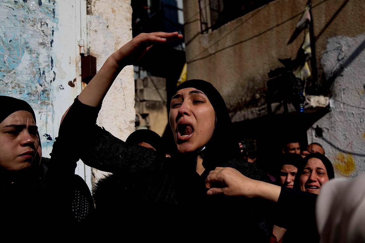 سيدة فلسطينية تزغرد في توديع شقيقها الذي قتلته القوات الإسرائيلية في مخيم بلاطة في نابلس بالضفة الغربية