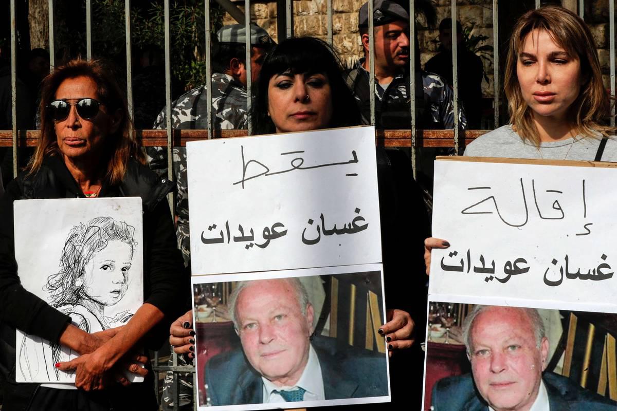 لبنانيات يتظاهرن ضد المدعي العام غسان عويدات