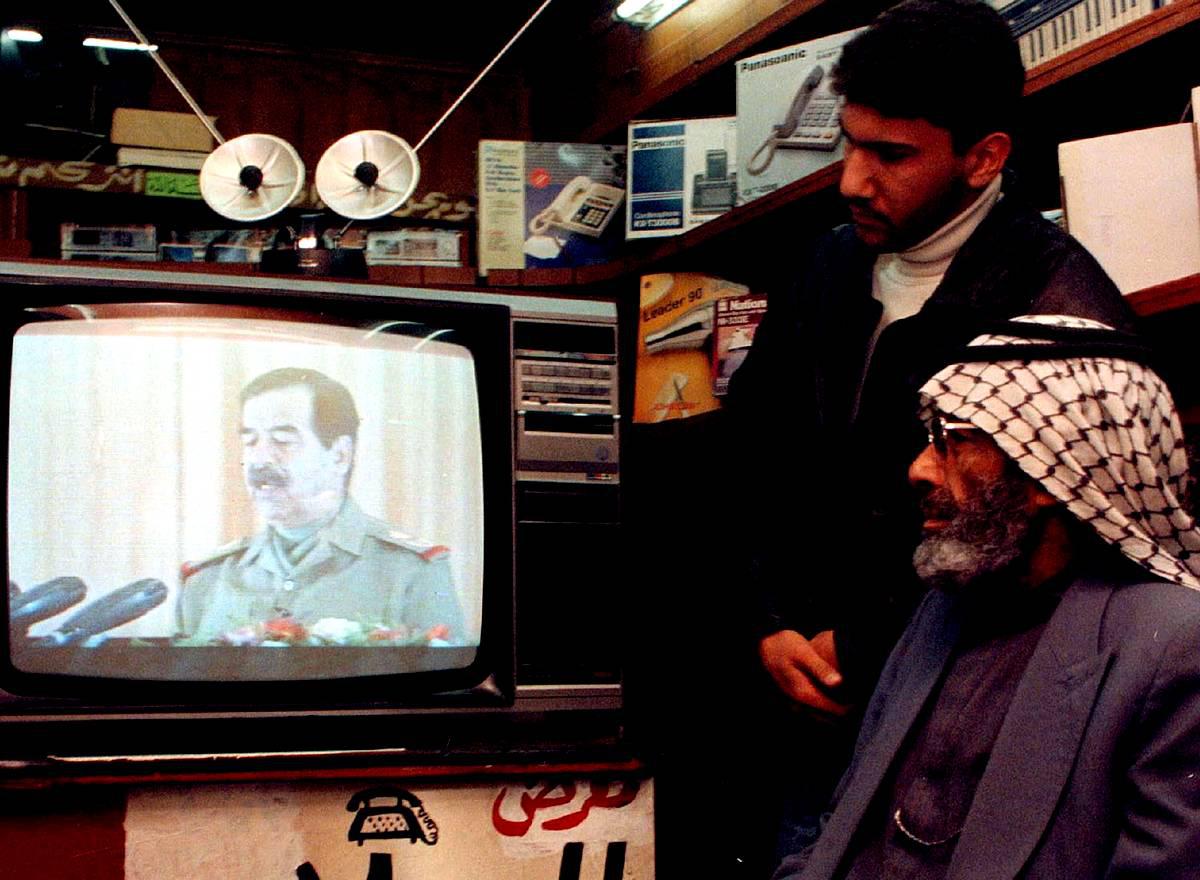 عراقيون يستمعون لخطاب الرئيس الراحل صدام حسين (1997)