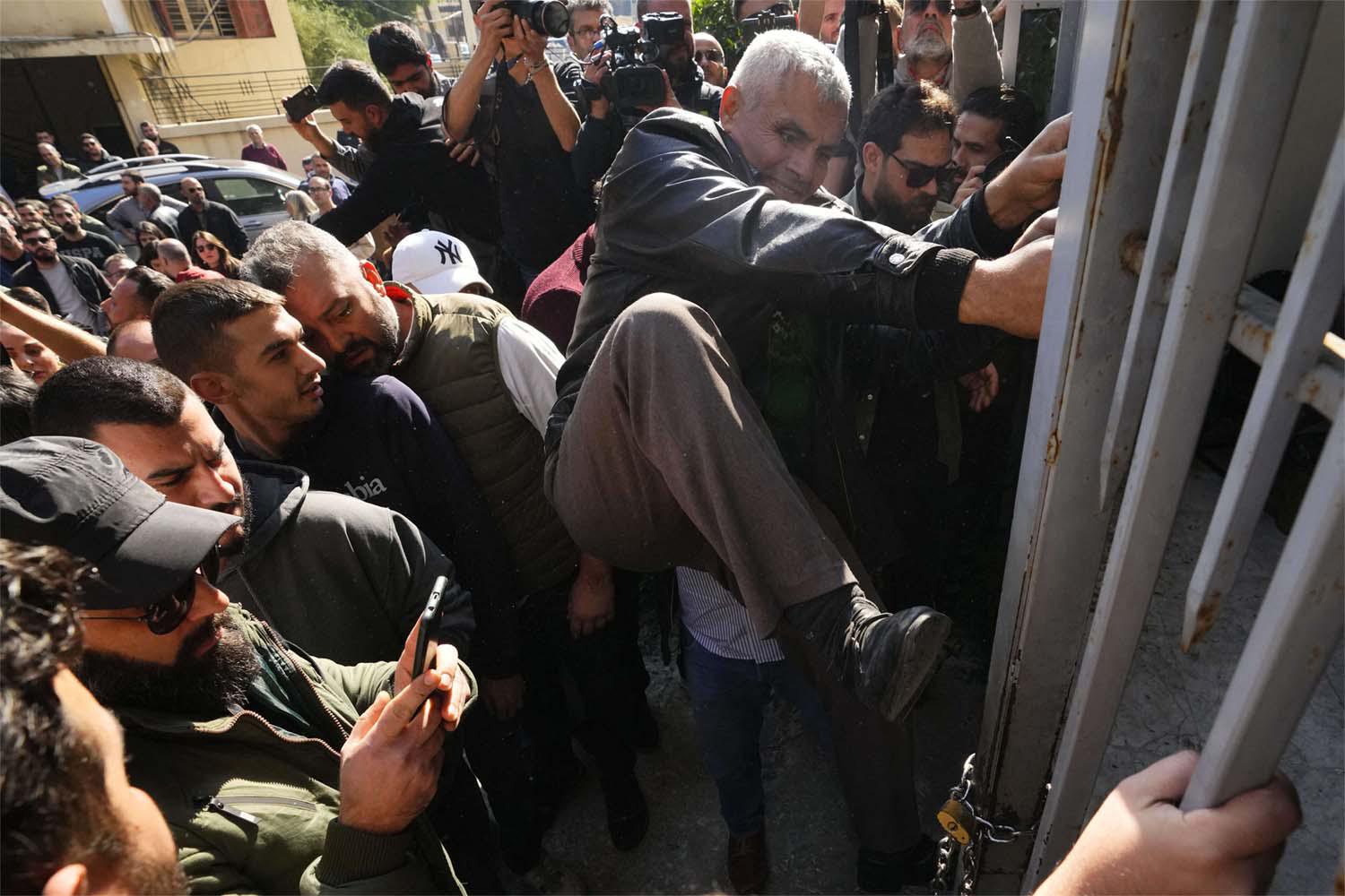 Some protesters tried to break into Lebanon's justice palace, but in vain