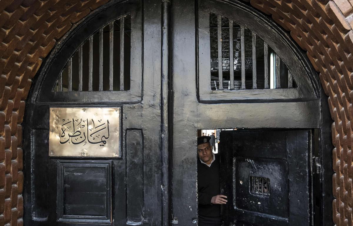 السلطات المصرية تخفف من قبضتها على السجناء السياسيين