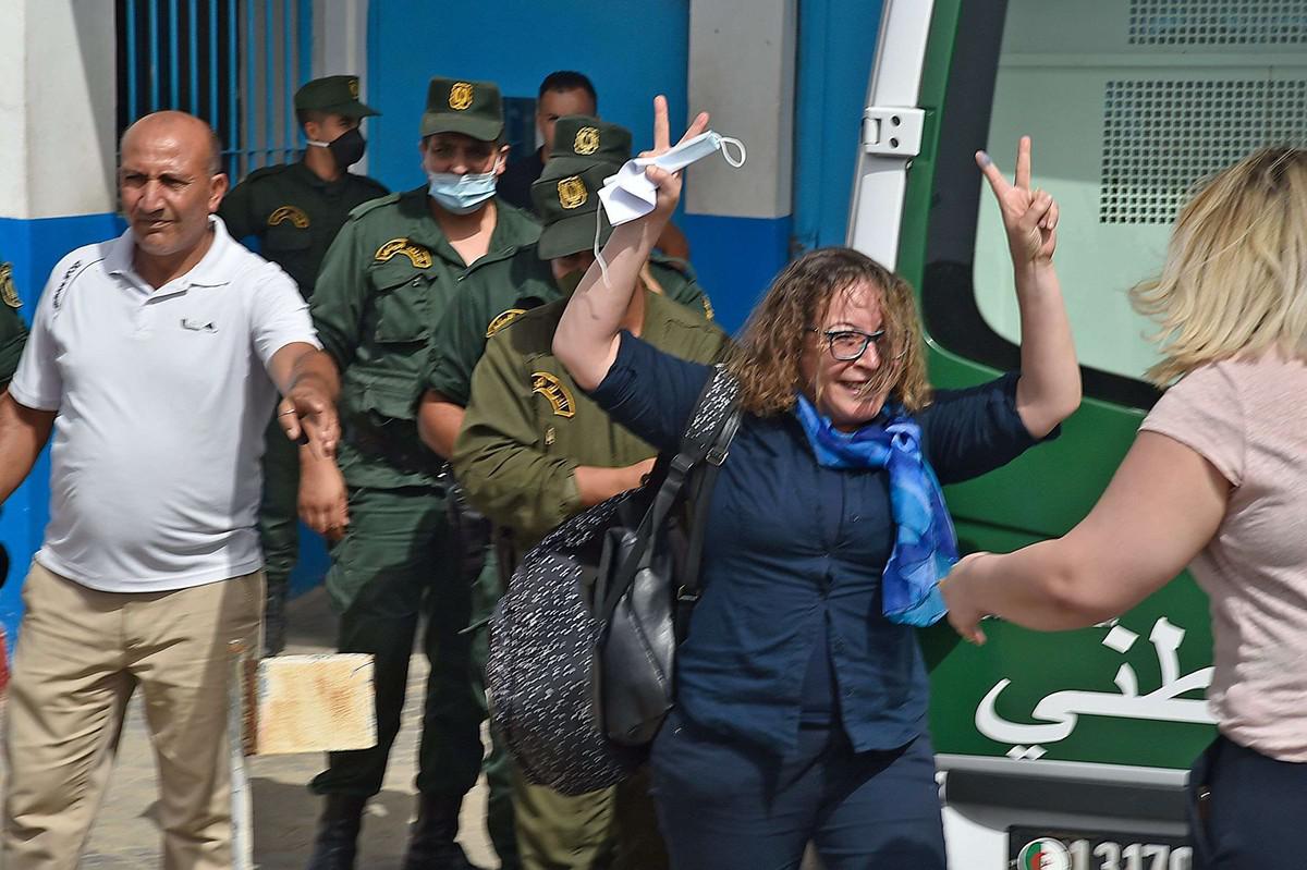 السلطات الجزائرية ما زالت تحقق مع من تعتبرهم المسؤولين عن مخطط هروب الناشطة إلى فرنسا عبر تونس