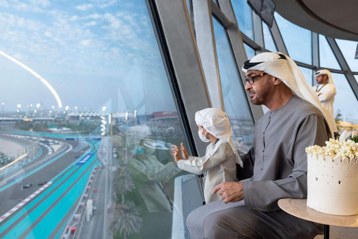 الشيخ محمد بن زايد يقود قافلة التطوير في الامارات