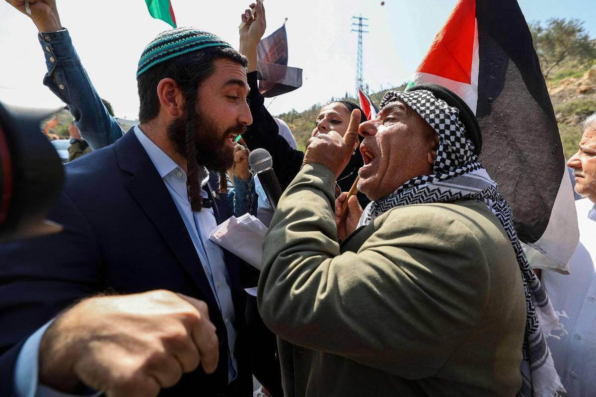 مواجهة بين عضو الكنيست زيفي سوكوت مع متظاهر فلسطيني أمام مخيم حوارة بقرب نابلس في الضفة الغربية