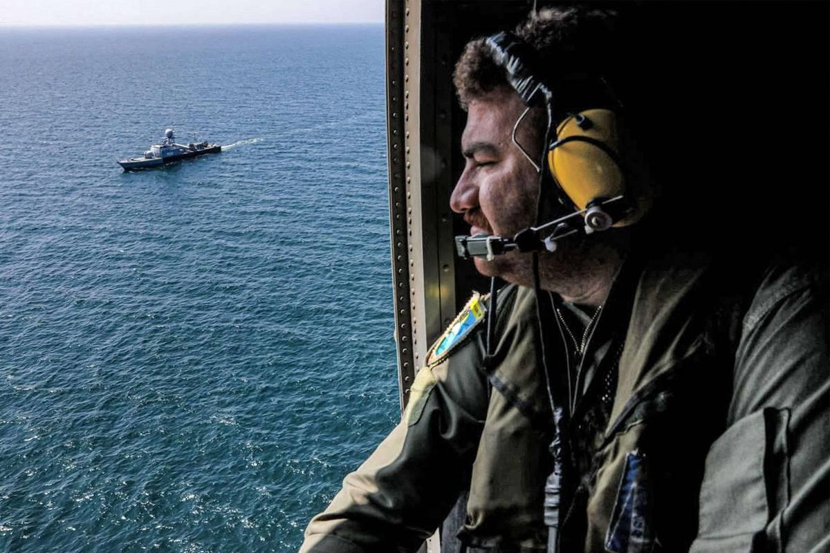 ضابط إيراني خلال مناورة مشتركة في بحر عمان
