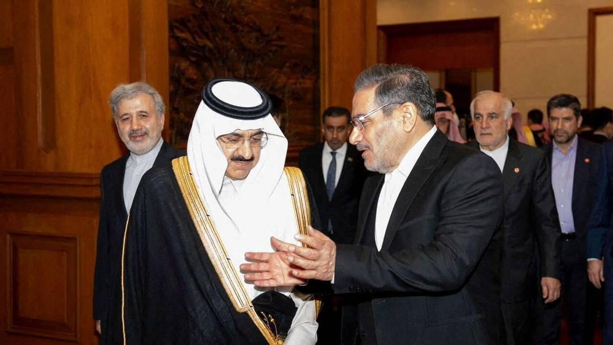 مستشار الأمن القومي السعودي مساعد العيبان وأمين سر مجلس الأمن القومي الإيراني الادميرال علي شمخاني في لقاء بكين