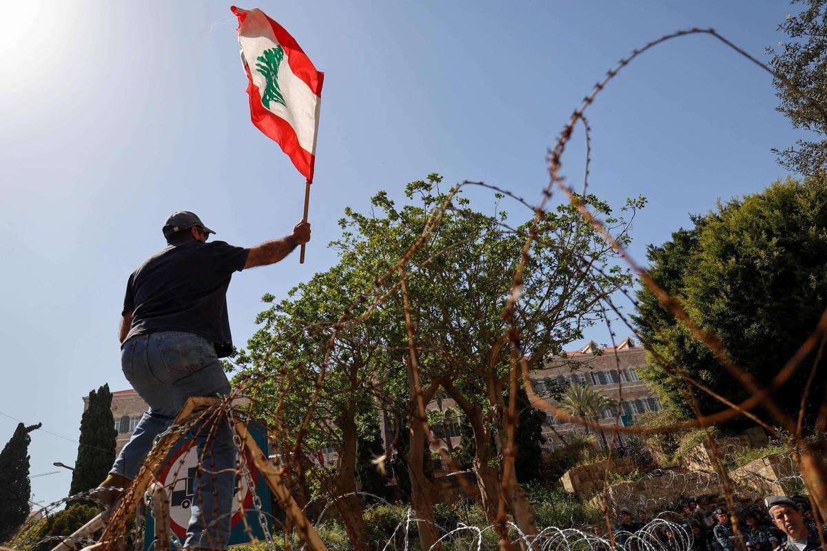 لبناني يشارك باحتجاج وسط بيروت على تردي الوضع الاقتصادي والشلل الحكومي