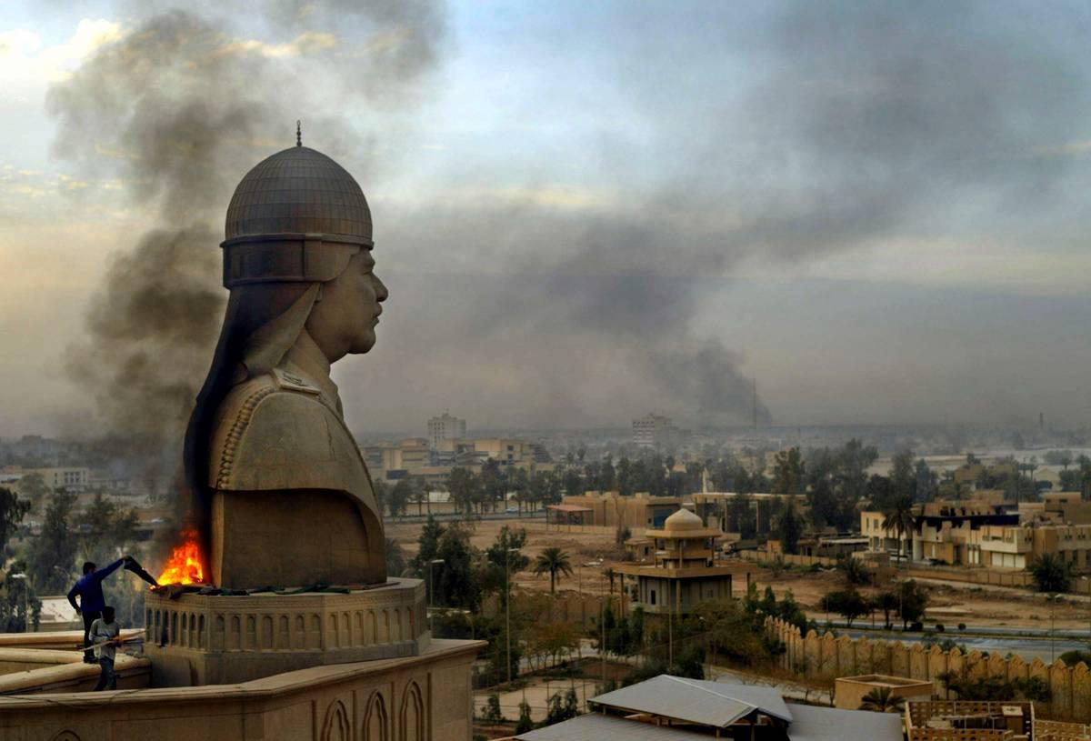 عراقيون يحرقون تمثالا للرئيس العراقي الراحل صدام حسين