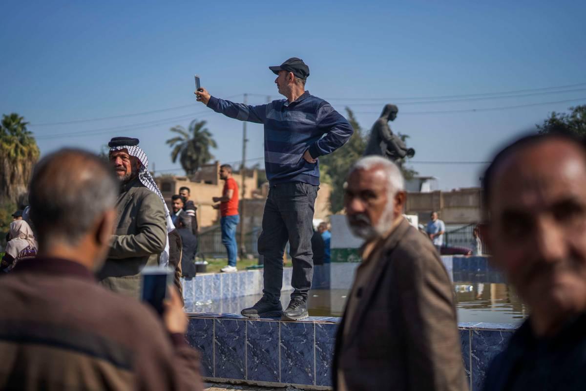 متقاعدون يتجمعون عند مدخل المنطقة الخضراء في بغداد