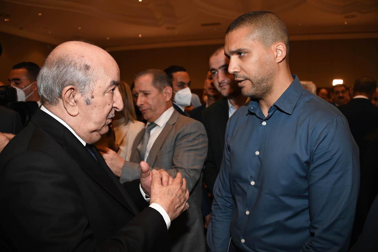 الرئيس الجزائري عبدالمجيد تبون مع الصحفي خالد درارني