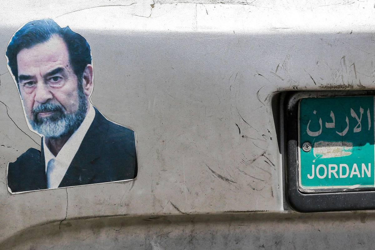 صورة للرئيس العراقي الراحل صدام حسين على سيارة في عمان