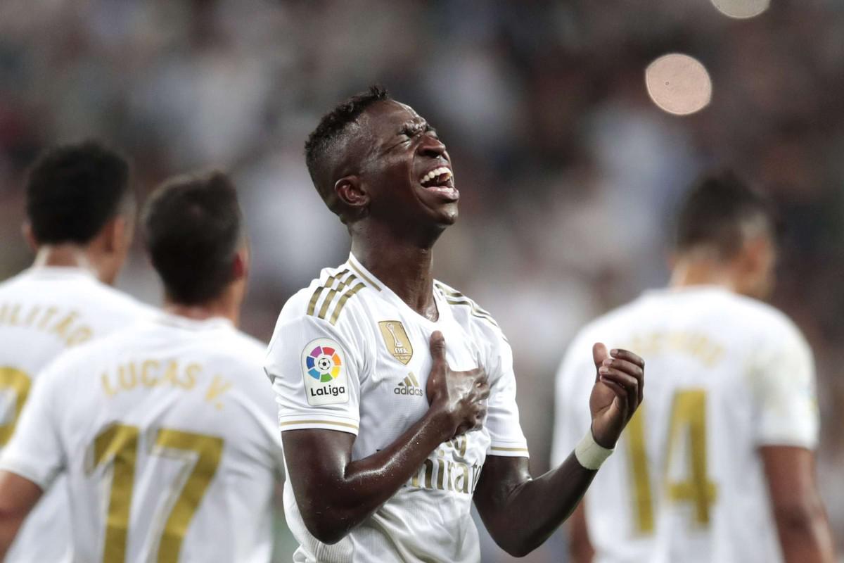 الاهانات العنصرية التي تعرض لها فينيسيوس جونيور مهاجم ريال مدريد، تثير موجة من السخط الدولي