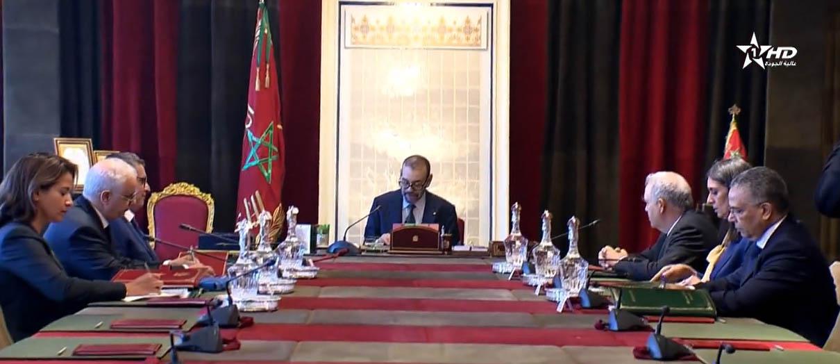 The King chairing the meeting at the Royal Palace