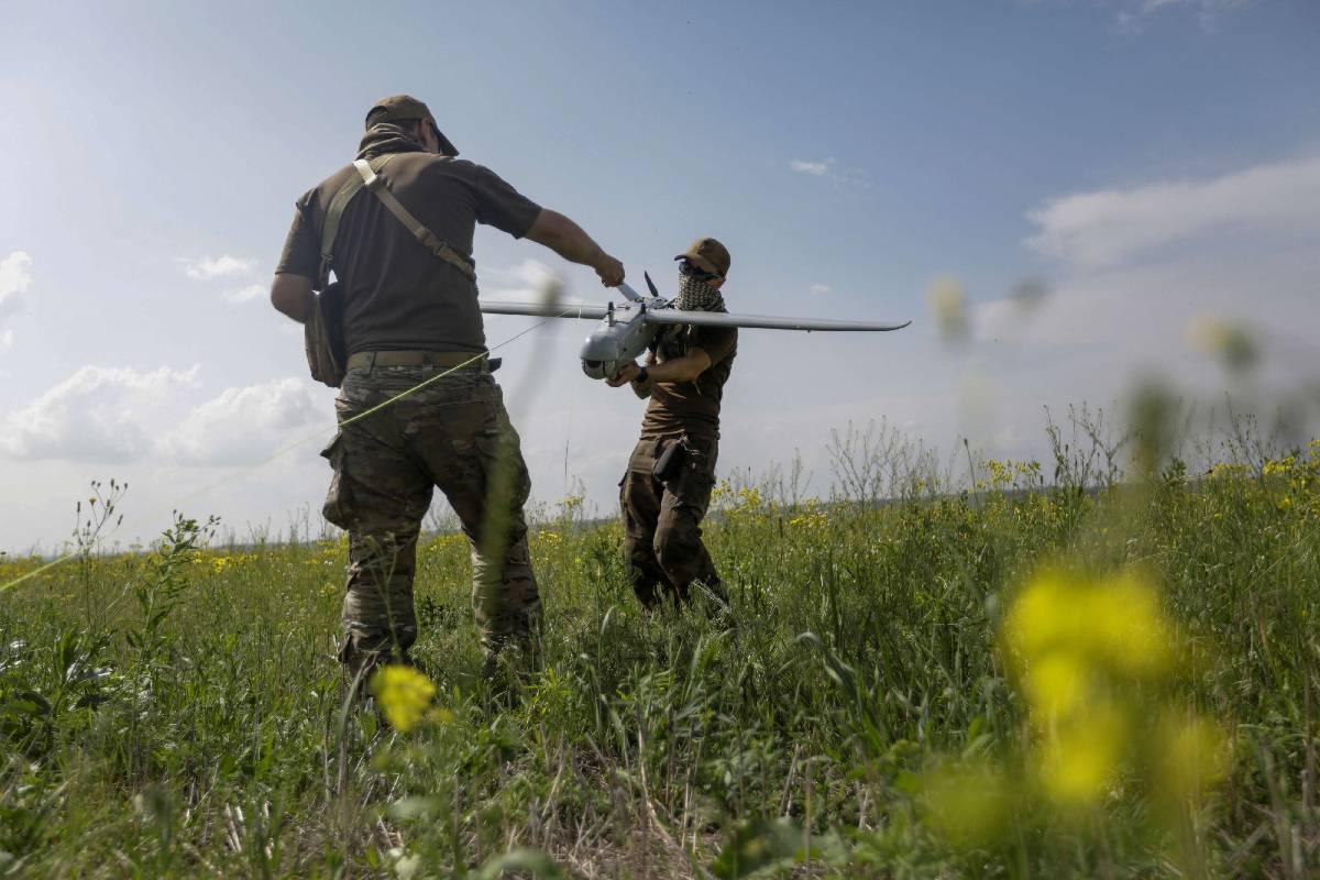 جنود أوكرانيون يجهزون مسيرة