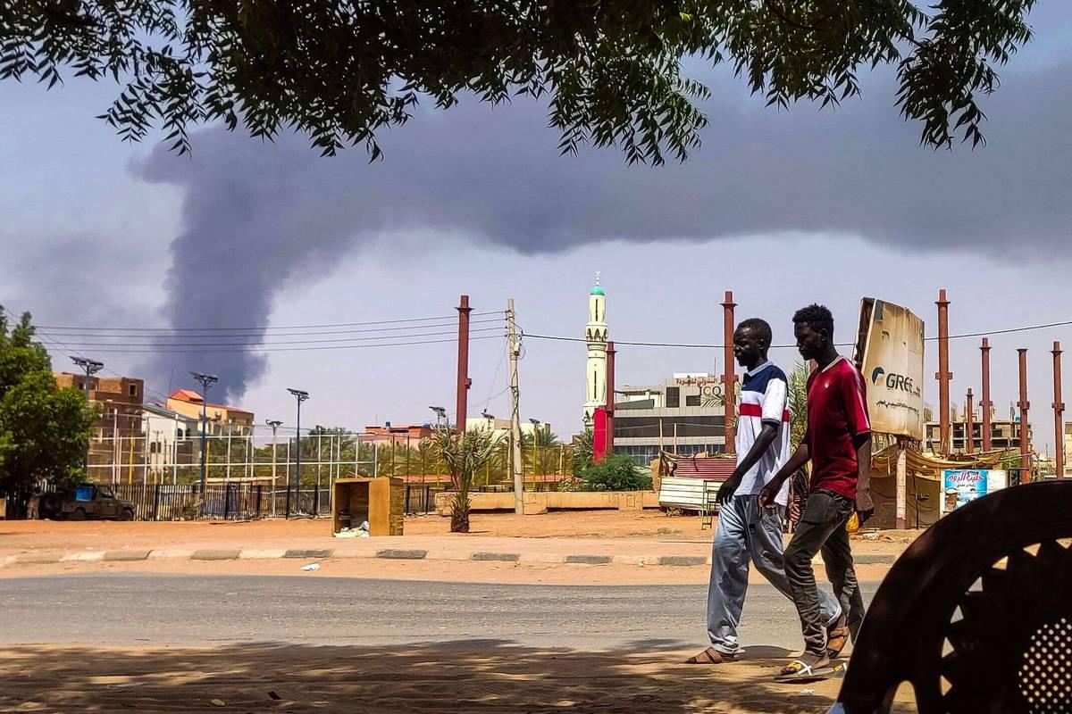 سودانيون يتجولون في الخرطوم على وقع الاشتباكات