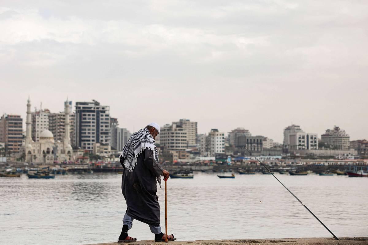 شيخ فلسطيني على ساحل غزة