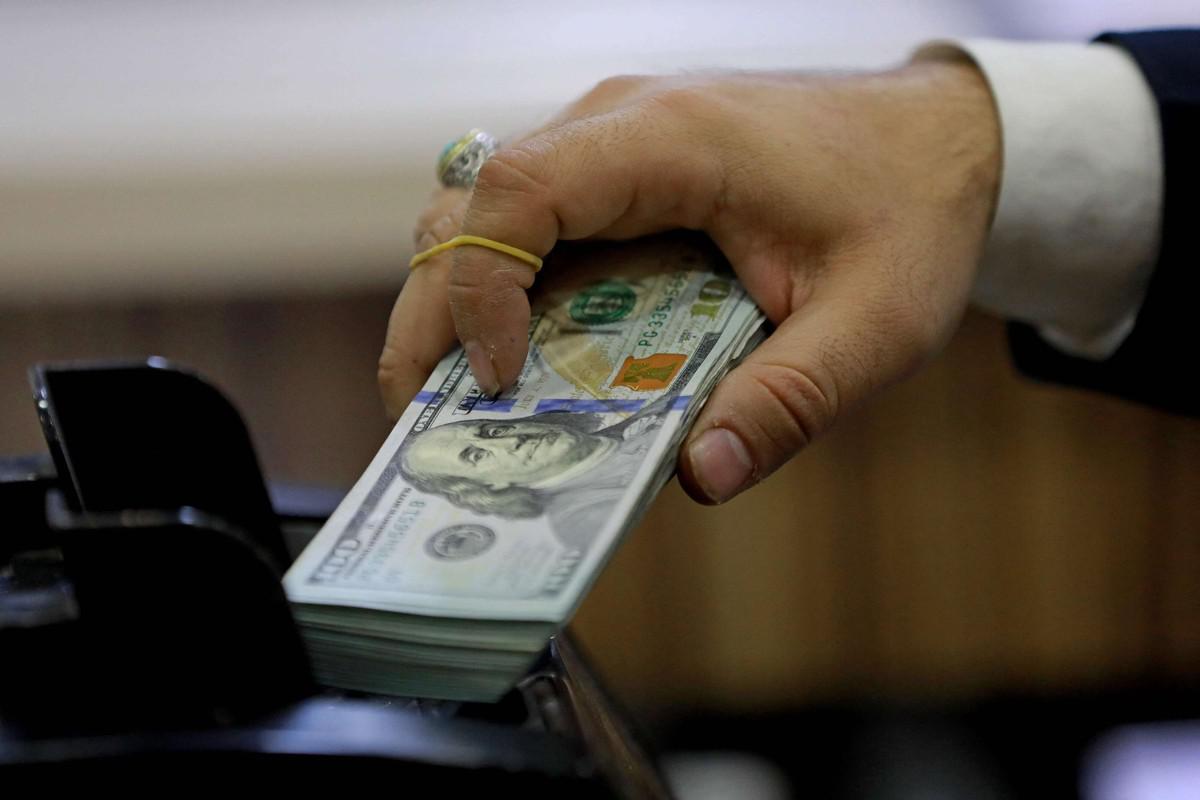 الحكومة العراقية تبدو عاجزة عن كبح جماح ارتفاع سعر الدولار من خلال قرارات ترقيعية وليست واقعية 