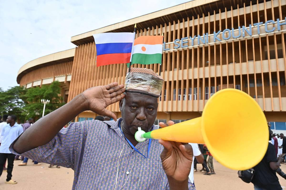 مؤيد للانقلاب في النيجر يتظاهر دعما للمجلس العسكري