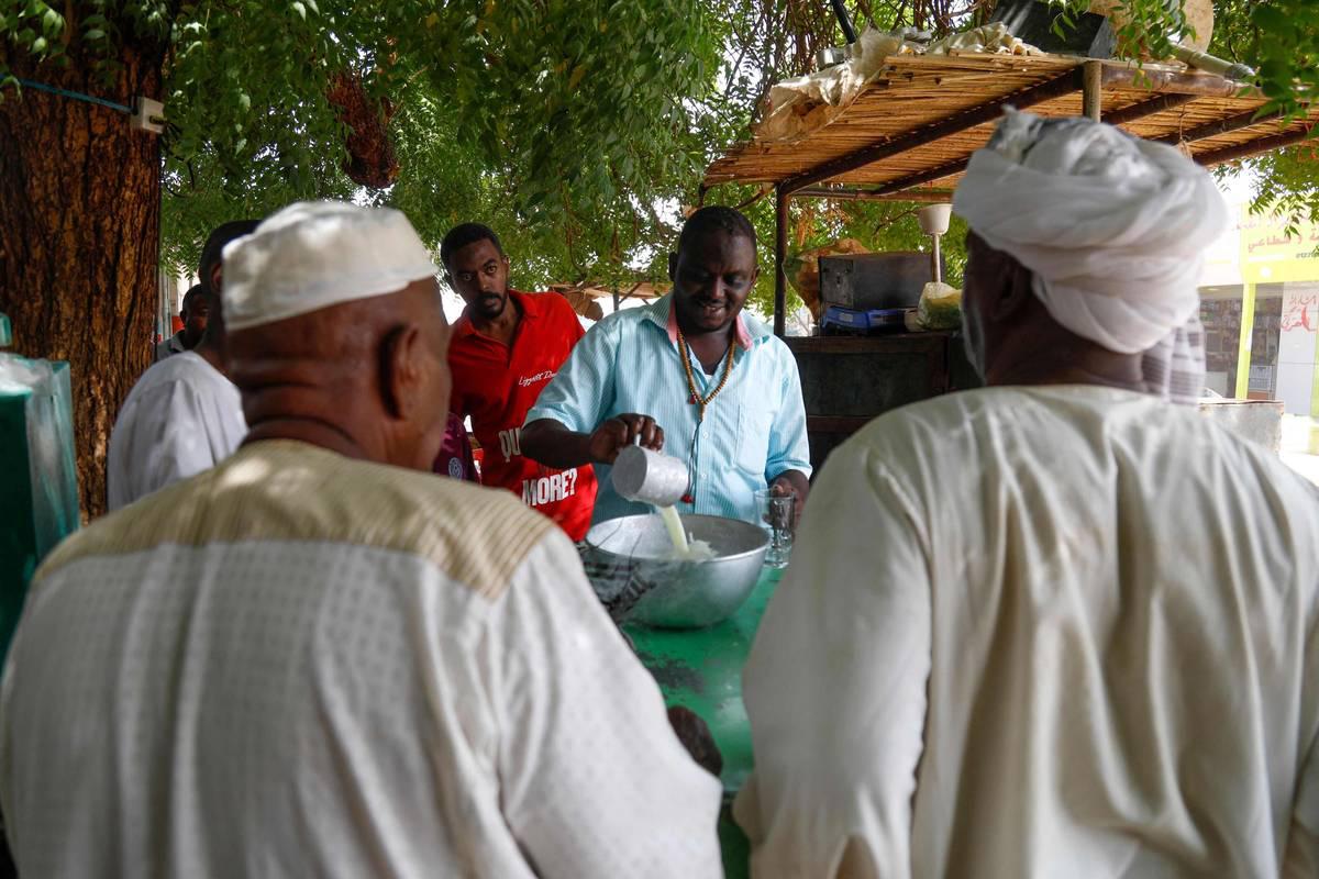 سودانيون يستغلون هدوءا نسبيا في الخرطوم للتبضع