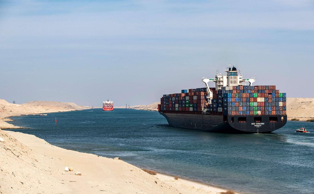 قناة السويس تدر مليارات من العملة الصعبة على مصر
