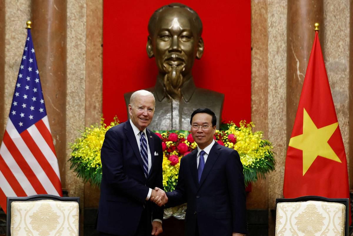 الرئيس الأميركي جو بايدن مع الرئيس الفيتنامي فو فان توونغ بجانب تمثال هو شي منه