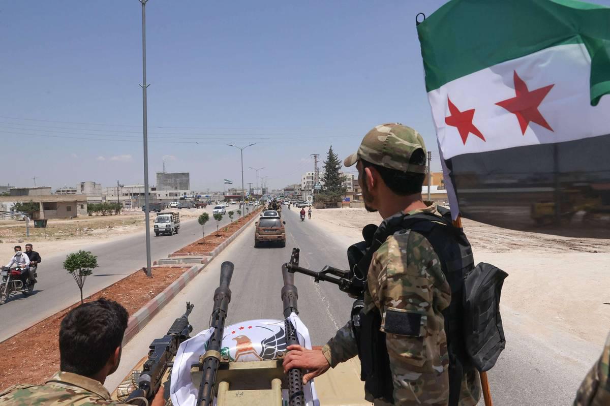 مقاتلون سوريون موالون لتركيا في استعراض في اعزاز على الحدود السورية التركية