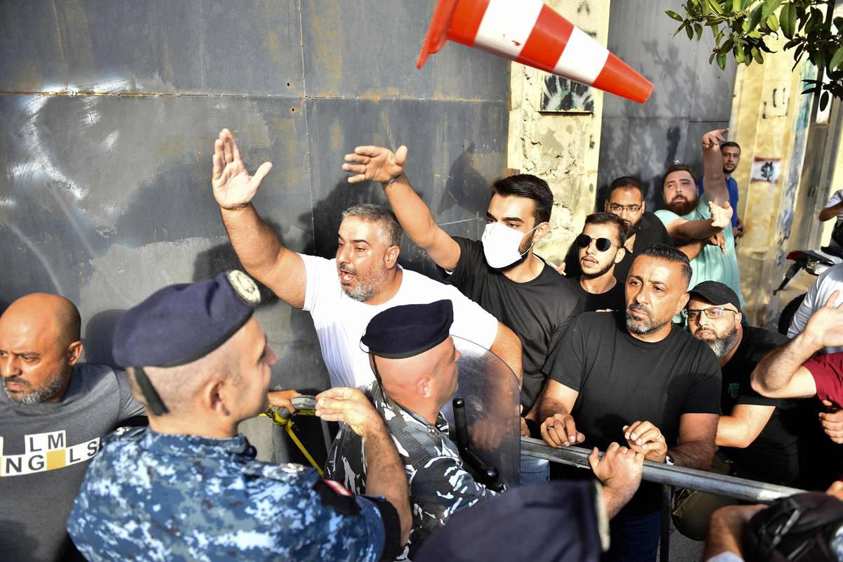 الشرطة اللبنانية تمنع عراكا بين محتجين