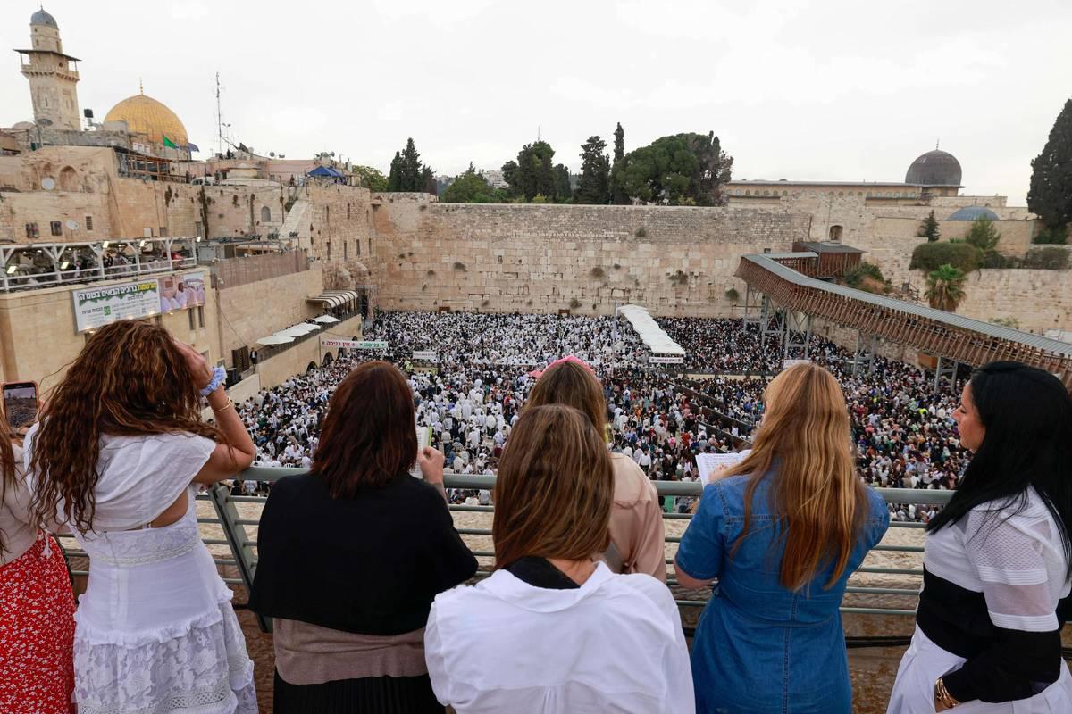 يهود يحتفلون بيوم الغفران عند حائط المبكى في القدس