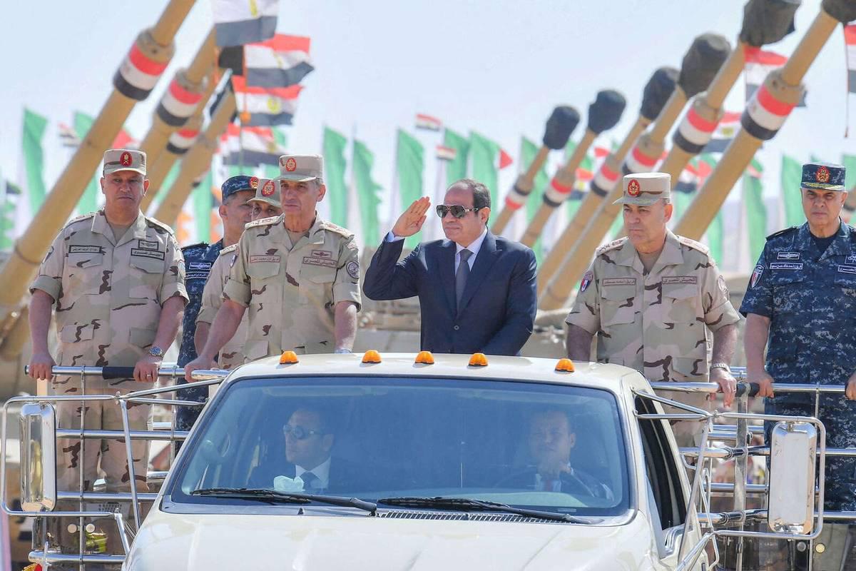 الرئيس المصري عبدالفتاح السيسي يستعرض قوات الجيش في السويس
