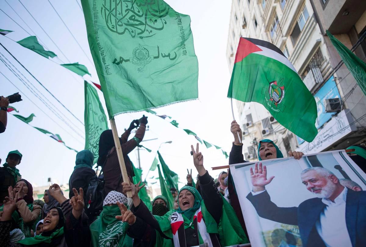 فلسطينيون يرفعون صورة لزعيم حماس إسماعيل هنية في غزة