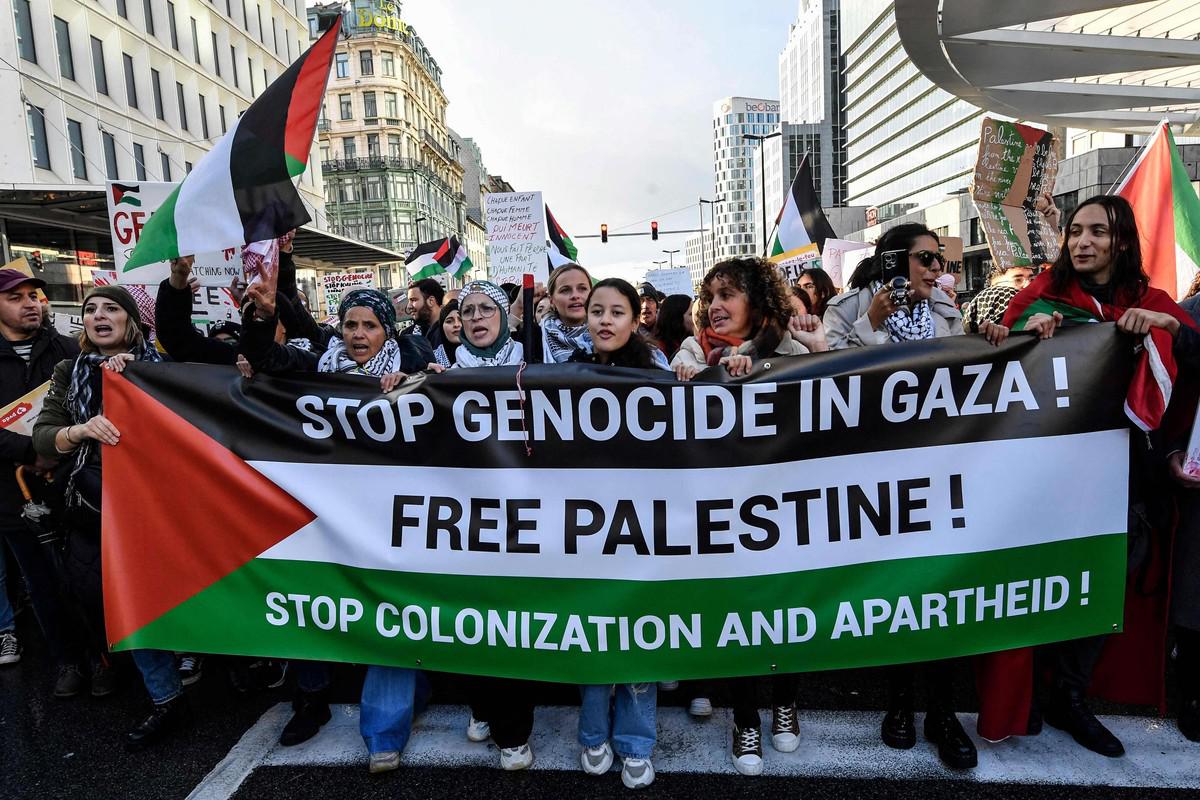 "فلسطين حرة" و"أوقفوا المذبحة" من أبرز الشعارات المرفوعة
